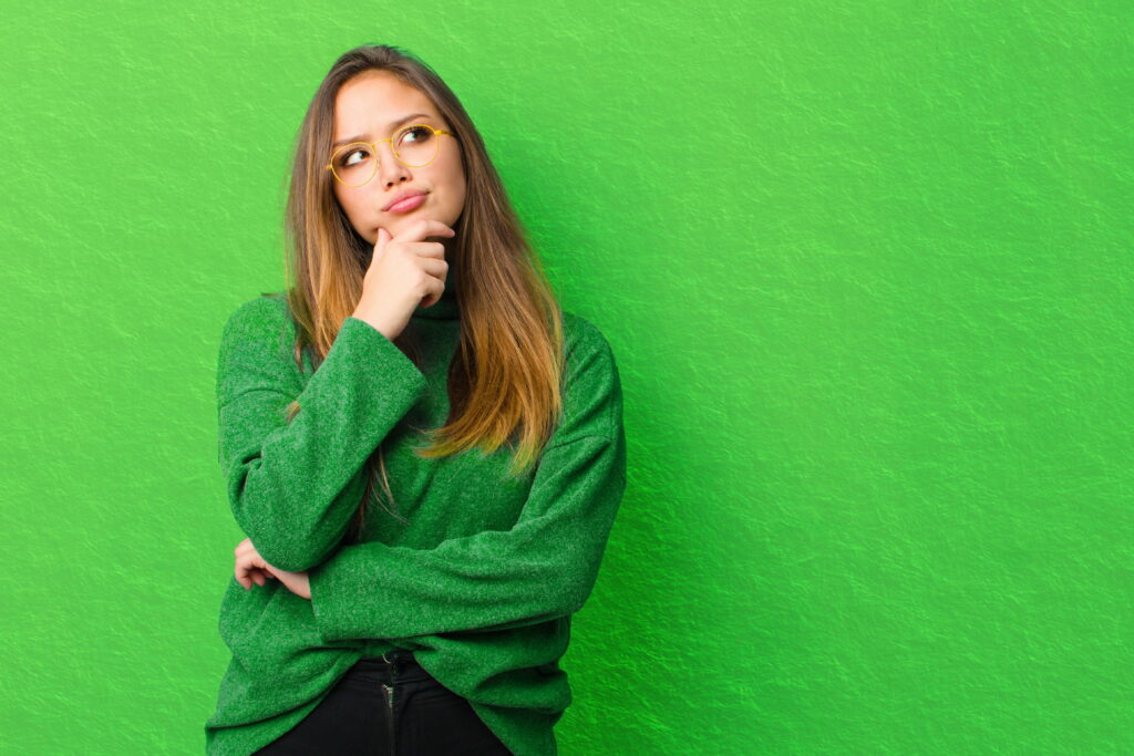 Femme qui s'interroge