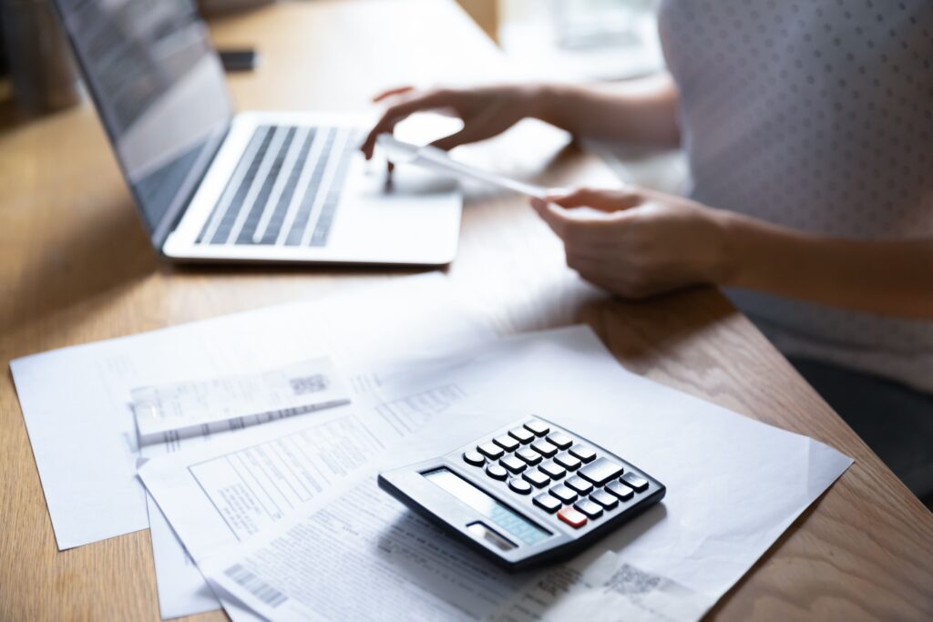 Homme d'affaire en train de regarder sa facture