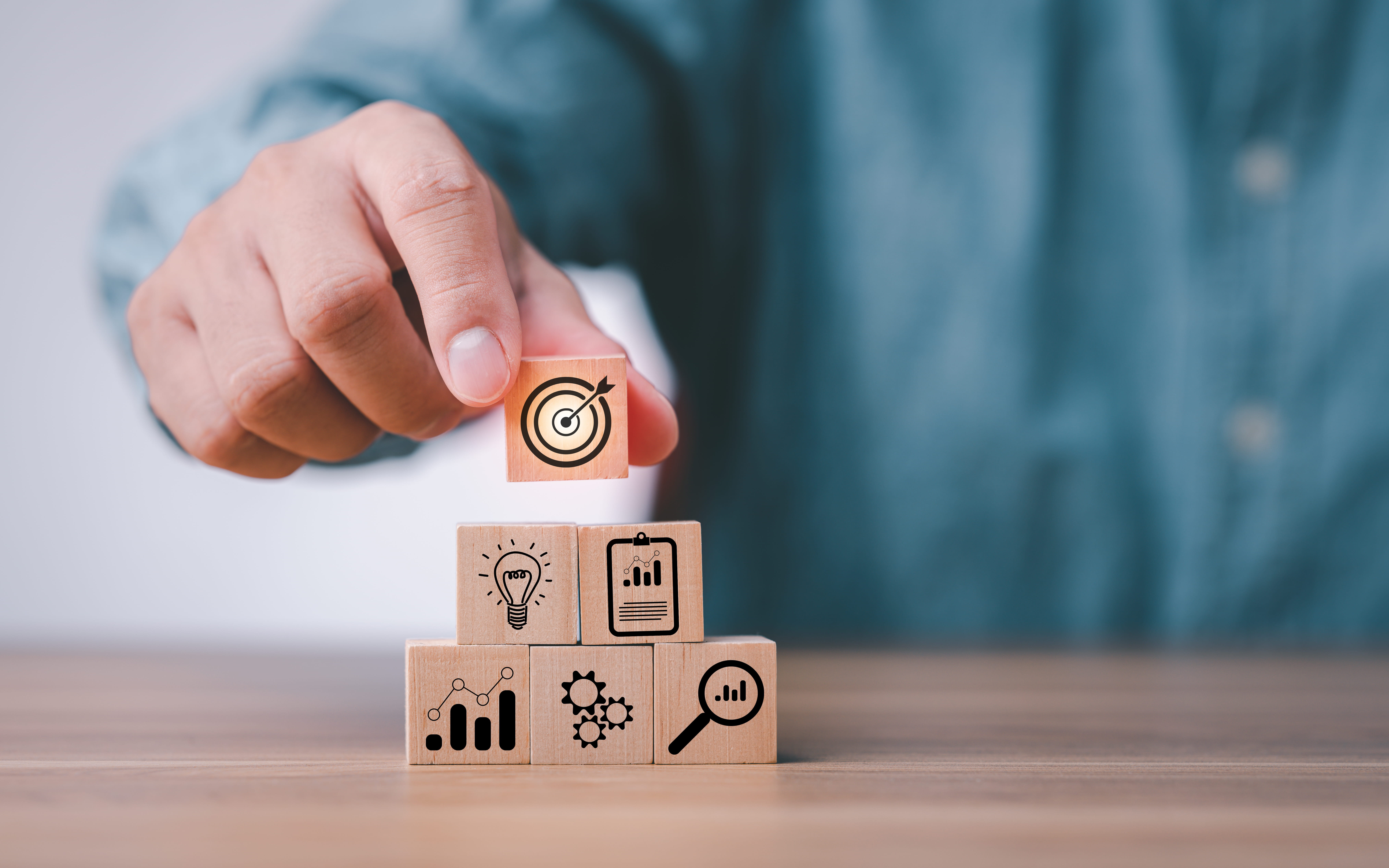 Homme qui fait une pyramide de dés stratégique