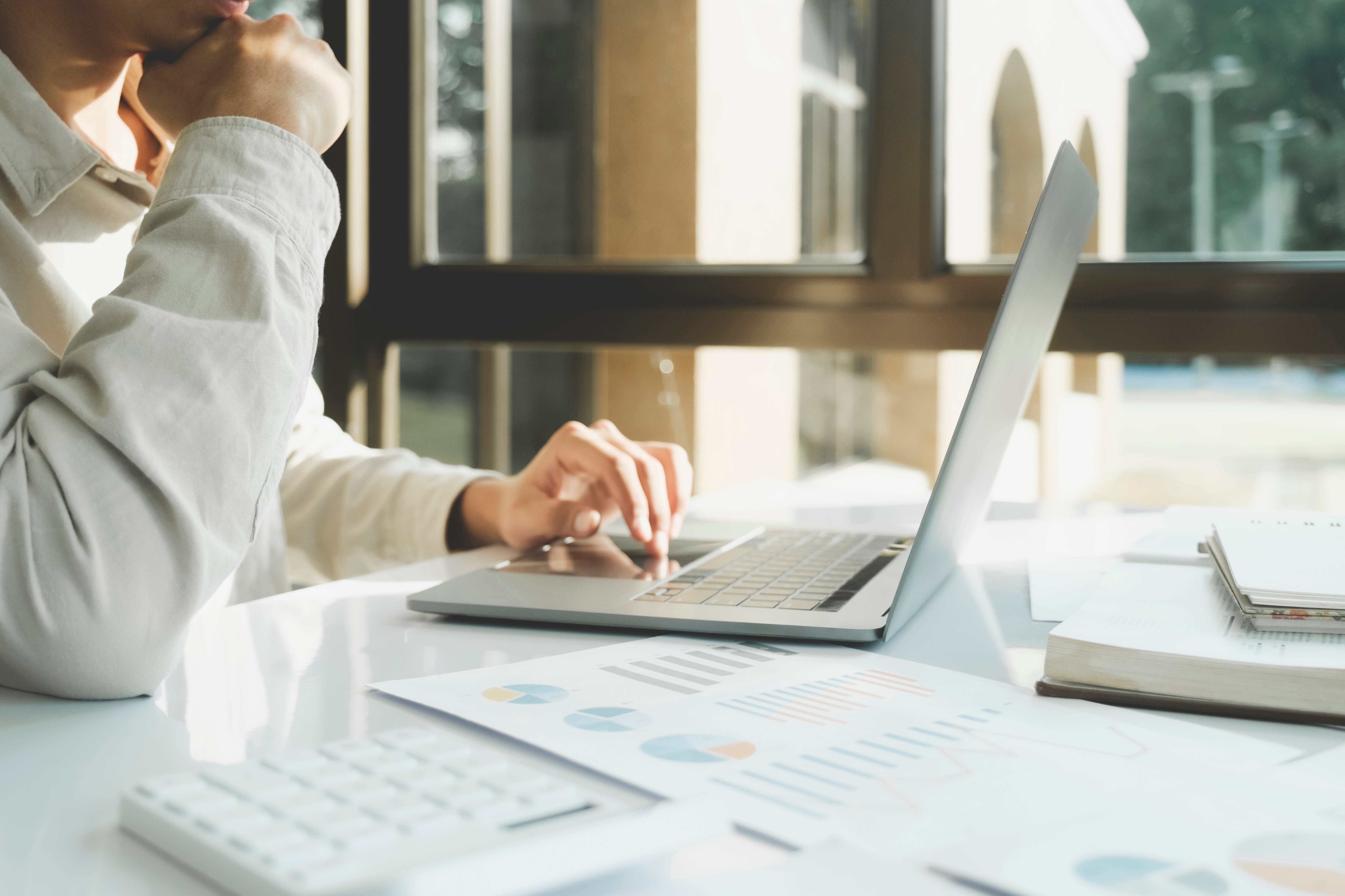 Homme d'affaire devant son ordinateur