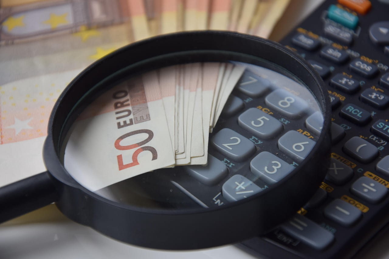 Loupe braquer sur des billets et une calculette