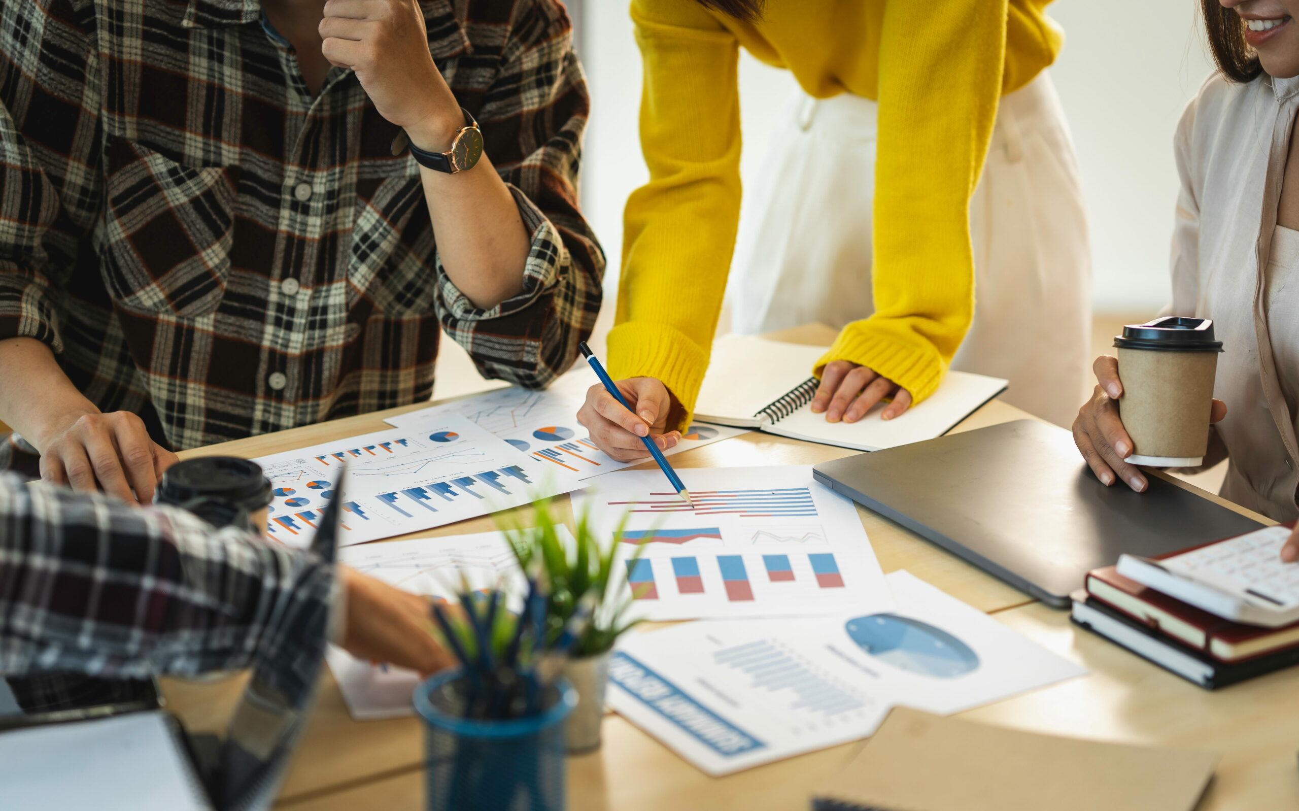 Personnes qui analysent des chiffres
