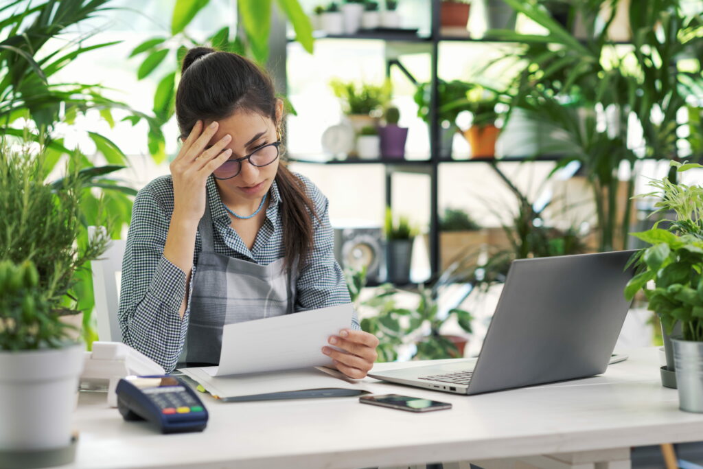 Femme d'affaire dépassée devant sa facture