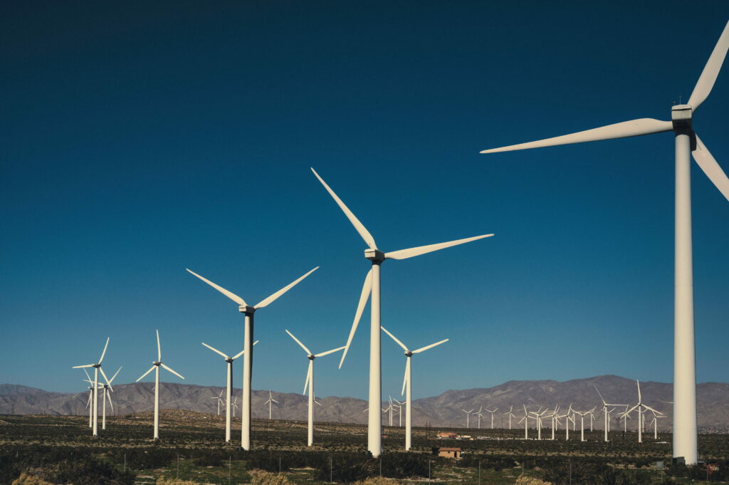 Eoliennes sur ciel bleu