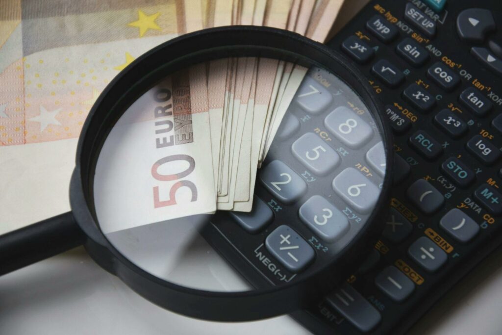 Liasse de billets économisés sous une loupe