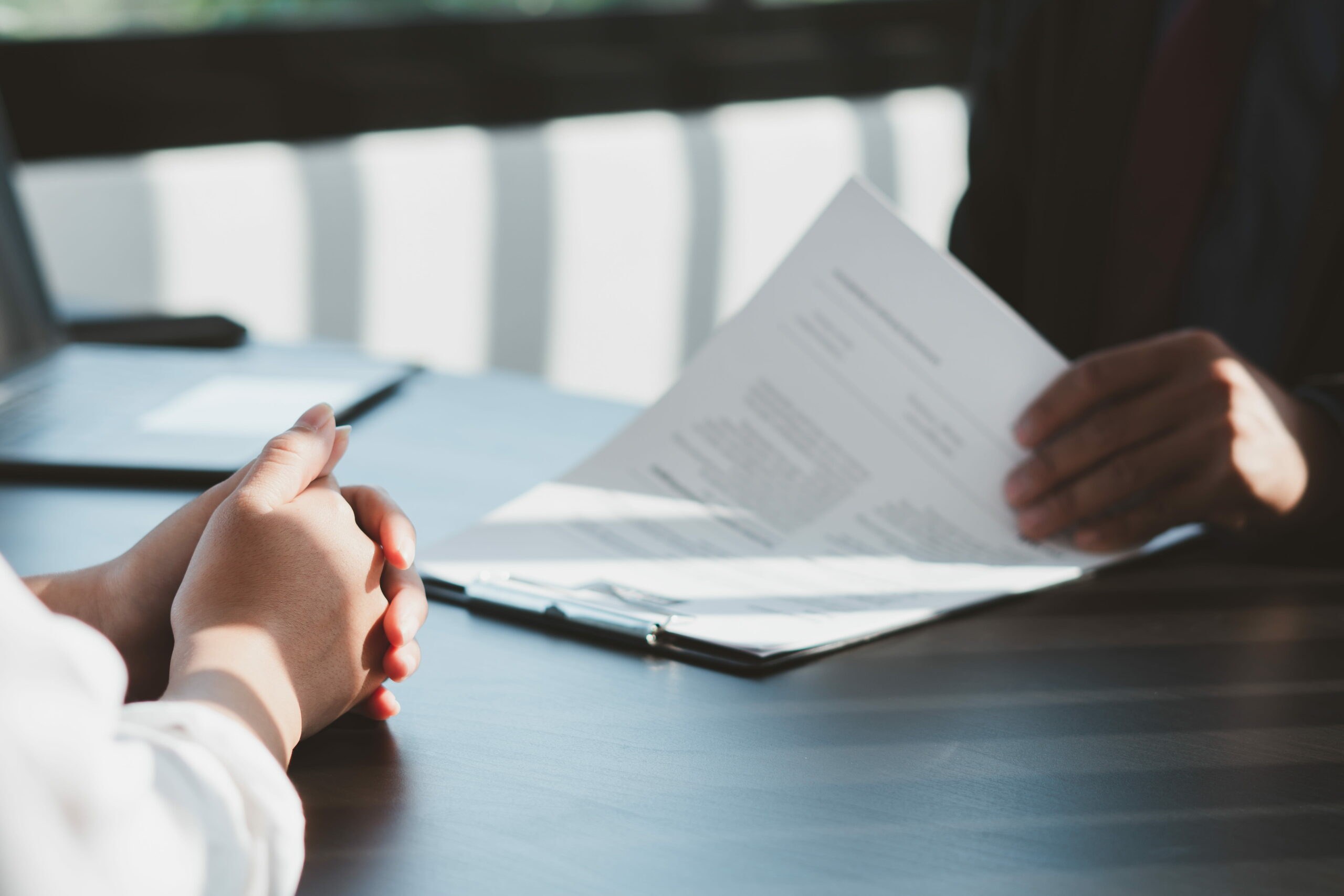 Deux personnes qui parlent d'un contrat